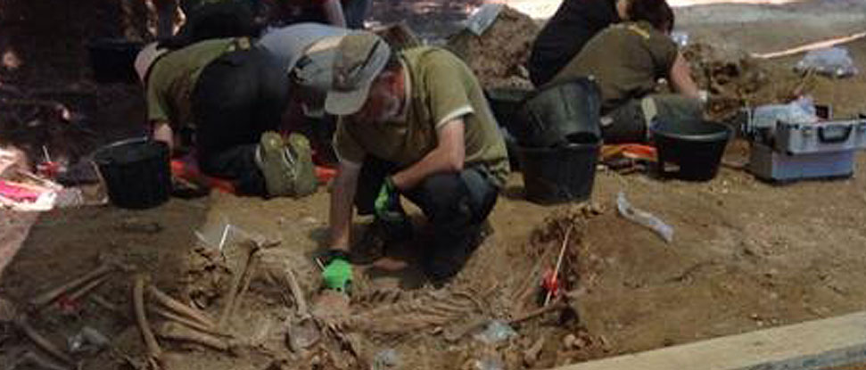 En busca de ayuda para las exhumaciones en las fosas de Est&eacute;par