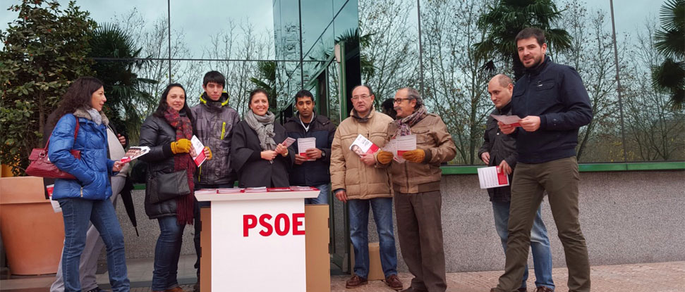 El PSOE de Burgos explica a pie de calle sus propuestas para el 20D
