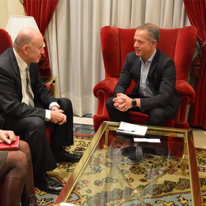 Ander Gil se re&uacute;ne en el Senado con el embajador de Serbia y pone en valor el juicio que se abri&oacute; ayer por la matanza de Srebrenica