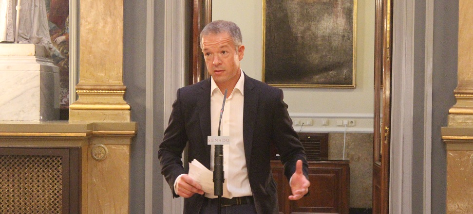 <div>Ander Gil arranca a Rajoy el compromiso de que el PP vote a favor de dotar con 200M&euro; adicionales la lucha contra la violencia de G&eacute;nero en 2018</div>