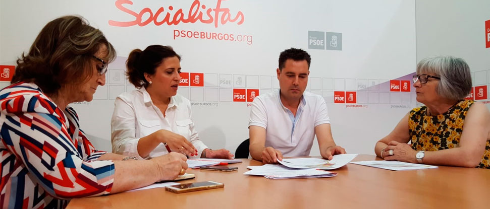 Esther Pe&ntilde;a y Aitana Hernando se re&uacute;nen con el ministro de Fomento