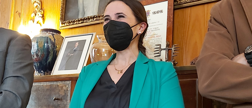 La alcaldesa del Valle de Mena anima a conocer y disfrutar de la Villa y la comarca con ocasión de la exposición del proyecto ‘Legados’