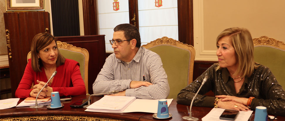 La Diputación rechaza volver a utilizar las motoniveladoras de las que dispone para reparar caminos rurales La Diputación rechaza volver a utilizar las motoniveladoras de las que dispone para reparar caminos rurales